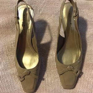 Bandlino Taupe Patent Leather Shoes